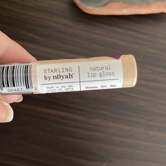 Starling by Noyah natural lipgloss - Picture 4 of 11